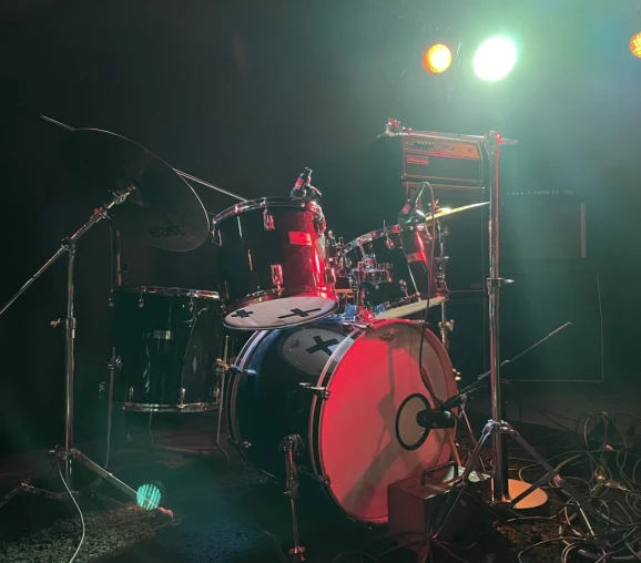 trumset på en scen.