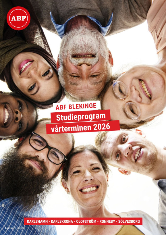 Sju personer syns underifrån, de står i en cirkel och ler. Det är både män och kvinnor i olika åldrar och med olika etniciteter.