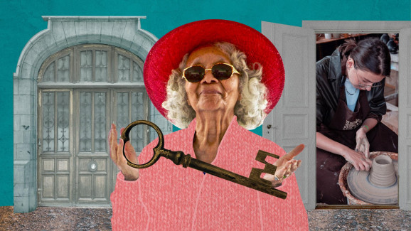 Ett collage av bilder. En äldre kvinna i hatt och solglasögon håller i en stor nyckel. I Bakgrunden två dörröppningar varav någon drejar i den ena.