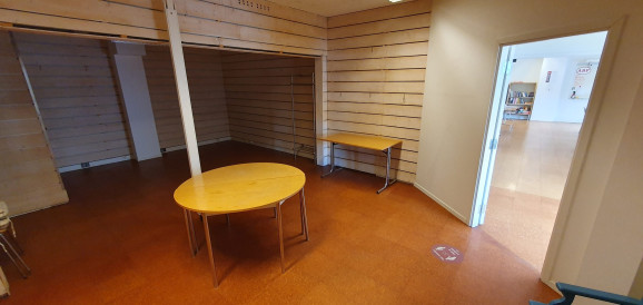 Rum med två tomma bord