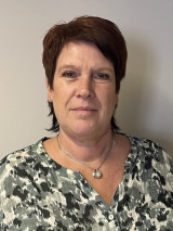 Porträttbild på medarbetaren Maria mot en neutral bakgrund