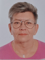 Porträttbild på medarbetaren Stina mot en neutral bakgrund