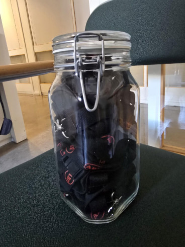 Nyckelband i en burk