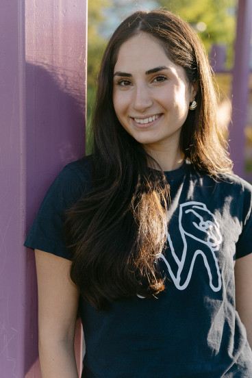 Sabrina Akdogan ler mot kameran