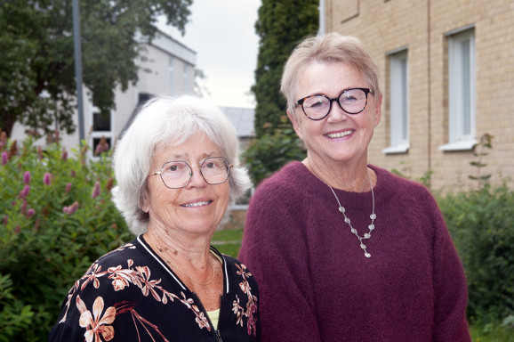 Bild på Anna-Lena Lundblad och Viveca Höglund, volontärer i Svenska från dag 1