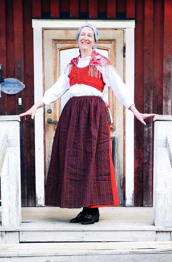 Hannah Breger Svensson i folkdräkt från Häverö