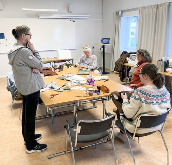Kursdeltagarna samlad och tillsammans med Hannah och Ingrid Jonsson som är dräkt och klädansvarig på hembygdsgården i Strömsund