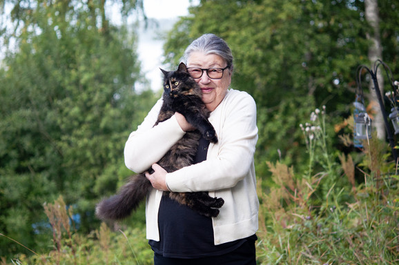 Porträttbild på Maggie Abrahamsson tillsammans med katten Minnie Maj