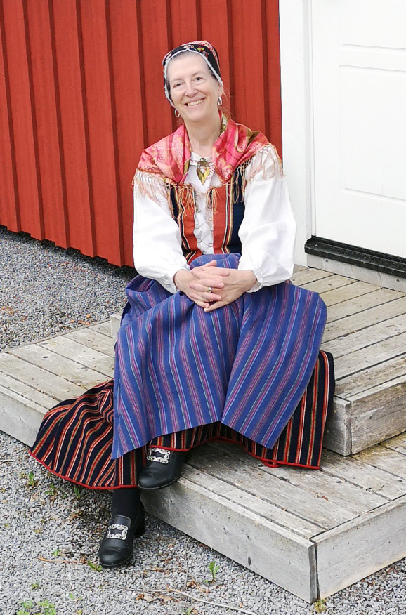 Hannah Breger Svensson i folkdräkt ifrån Västerfärnebodräkt