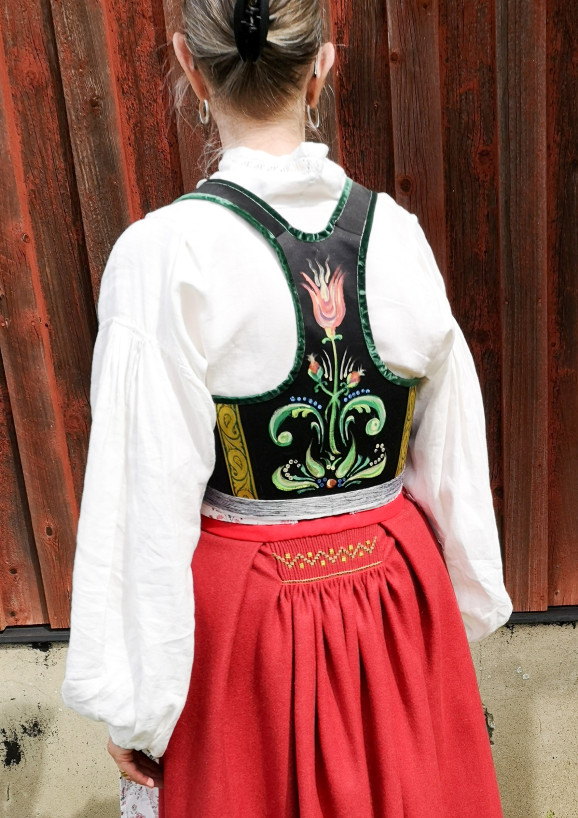 Folkdräkt bakifrån