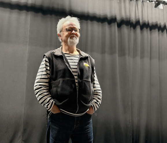 Närbild på Anders Hedén på scenen i Hacås Föreningshus.