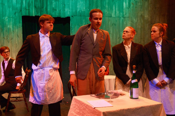 Föreställningen Joe Hill med Kvarterssteatern. Restaurang Beuf du Teuf - Max Flodin, Simon Hedin, Lina Rammus och Sanna Nilsen