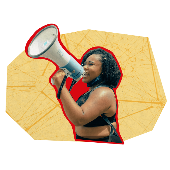 En kvinna står med megafon röd och gul bakgrund