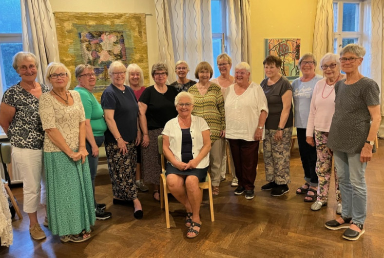 Bild på kvinnor som är deltagare i en sångkör.