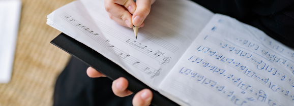 en person skriver noter