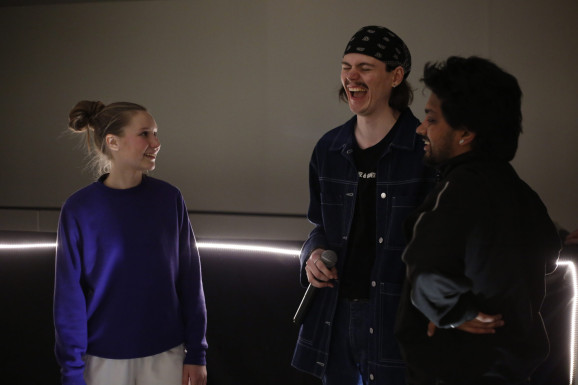 tre personer som pratar, en skrattar