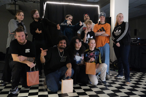 en grupp av människor som poserar för kameran