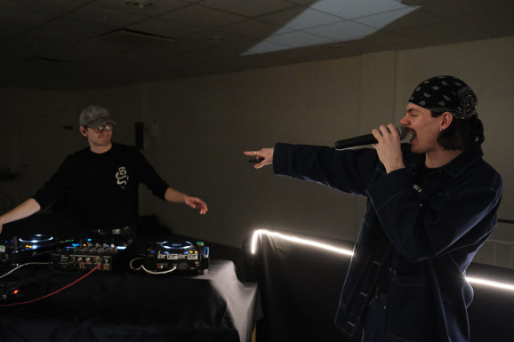 en son sjunger och en dj