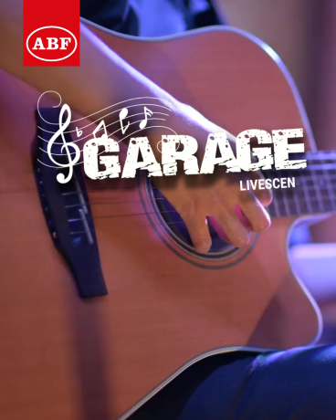 gitarr i närbild. händer som spelar