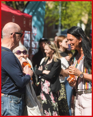 Bild på en fyra personer som står och pratar utomhus