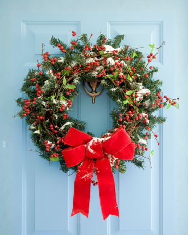 Julkrans på en blå dörr