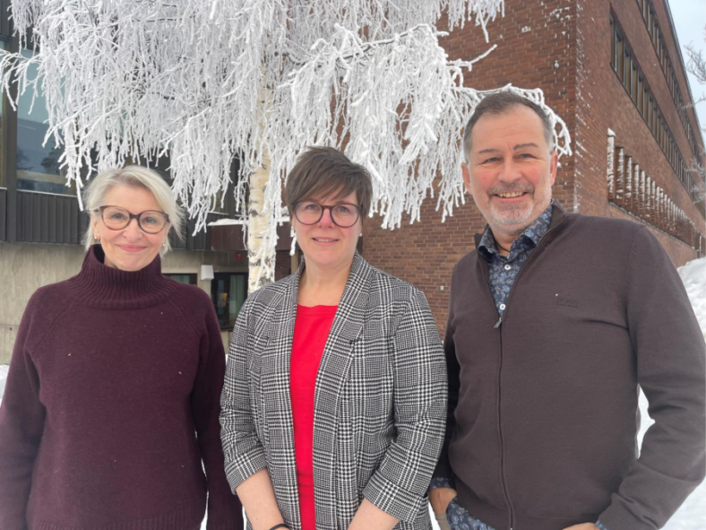 Bild på tre personer