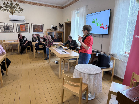 bild från en dialogträff. människor lyssnar på föreläsare