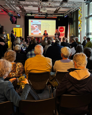 Människor i publik. Yvonne Burvall och Marianne Hedkvist på scenen