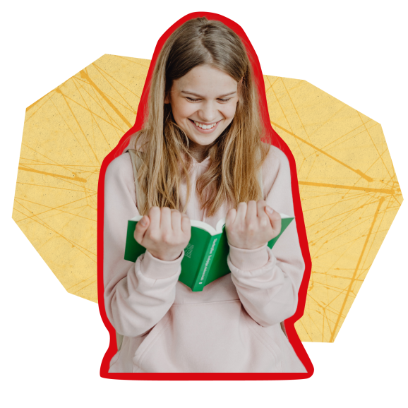 En glad tjej med en öppen bok