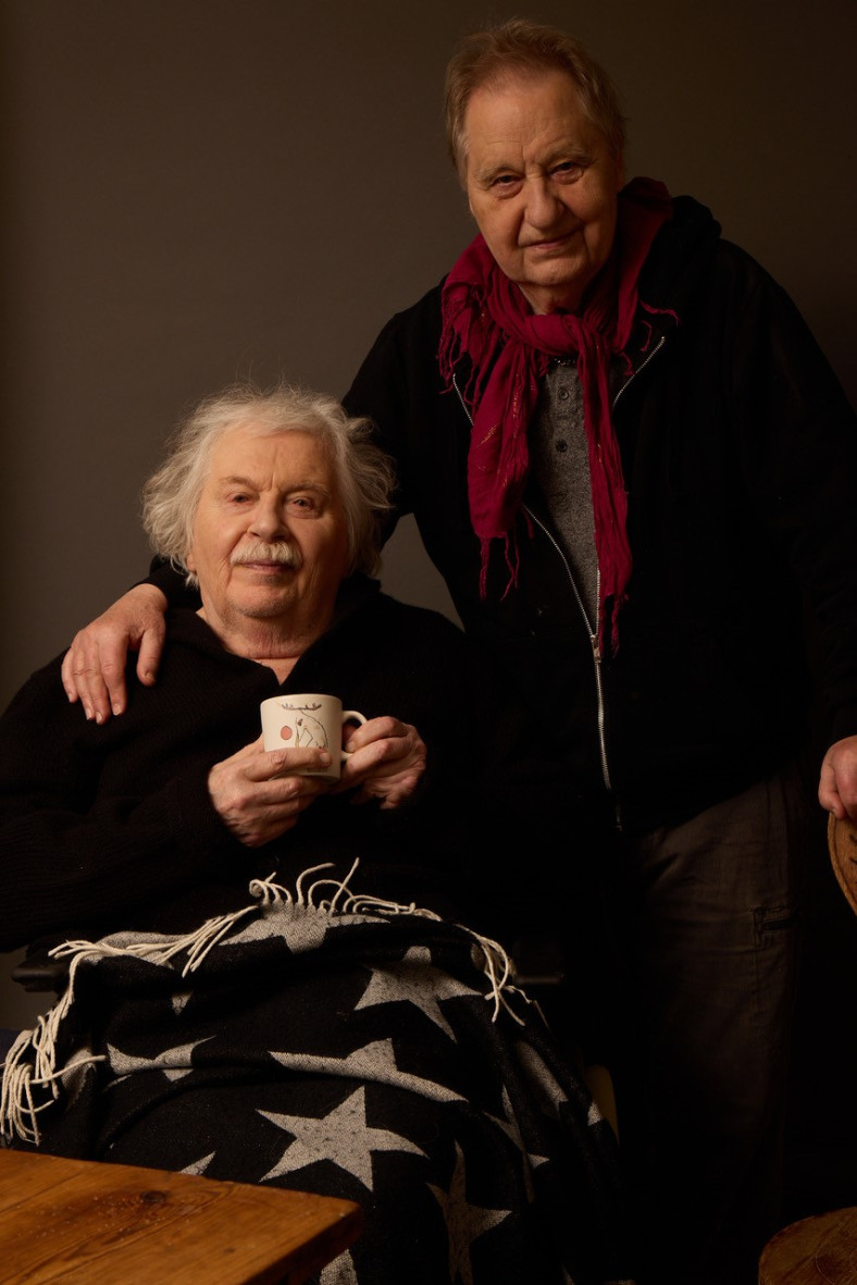 Staffan Westerberg sitter med en kopp kaffe i handen och med sin partner Hans Persson vid sin sida.
