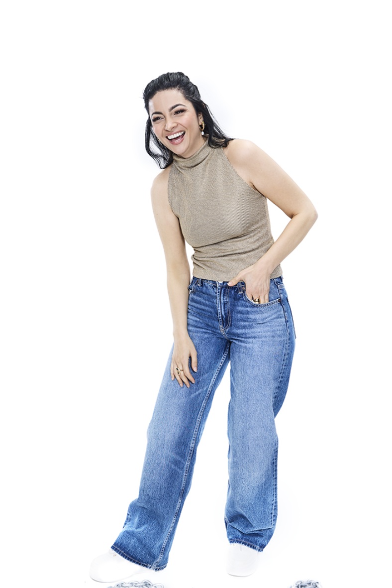 Elaf som skattar i jeans och glittrig topp.