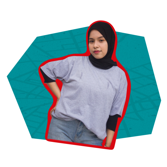 Ung kvinna i grå t-shirt och svart sjal står mot en röd och turkos bakgrund