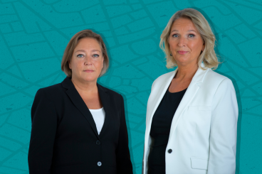 Helén Pettersson, förbundsordförande ABF och Annica Dahl, förbundssekreterare ABF står framför en turkos strukturbakgrund.