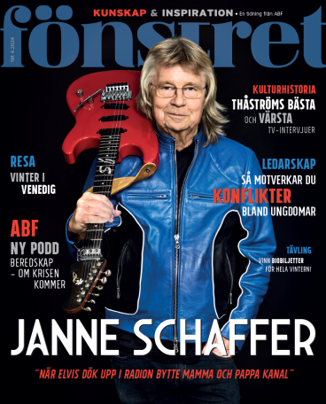 Janne Schaffer mot en svart bakgrund, håller en röd elgitarr över ena axeln