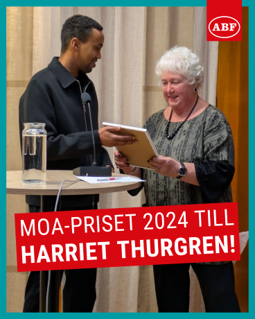 Harriet Thurgren tilldelas Moa-priset. Hon får ett diplom av en ABF-medarbetare.