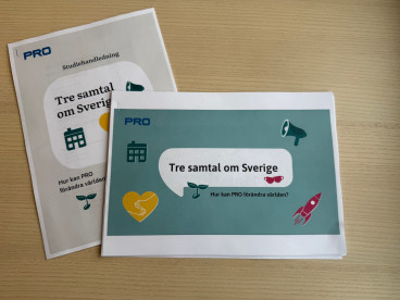Studiematerial Tre samtal om Sverige – ABF och PRO i samverkan för ett starkare civilsamhälle ligger utskrivna på ett bord.