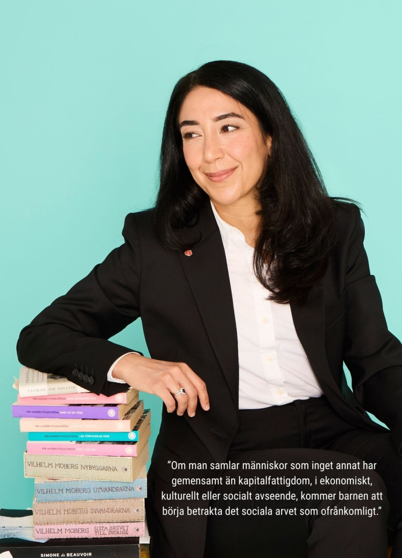 Lawen Redar lutar sig mot böcker. På bilden står citatet ”Om man samlar människor som inget annat har gemensamt än kapitalfattigdom, i ekonomiskt, kulturellt eller socialt avseende, kommer barnen att börja betrakta det sociala arvet som ofrånkomligt.”