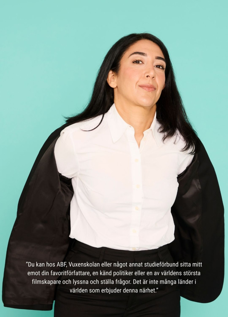 Lawen Redar tar av sig sin kavajjacka. På bilden står citatet ”Du kan hos ABF, Vuxenskolan eller något annat studieförbund sitta mitt emot din favoritförfattare, en känd politiker eller en av världens största filmskapare och lyssna och ställa frågor. Det är inte många länder i världen som erbjuder denna närhet.”
