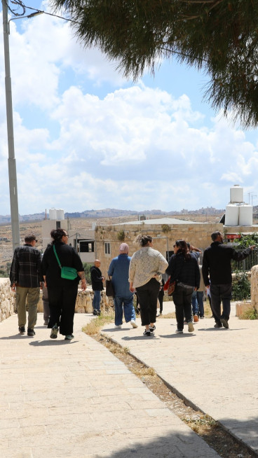 Solidaritet i praktiken - personer går längs gata, de diskuterar