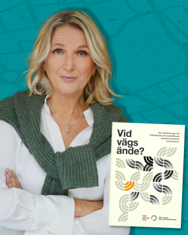 Annica Dahl tittar in i kameran och står med armarna i kors mot en turkos bakgrund. i bild framför henne finns en bild på framsidan av rapporten "Vid vägs ände?"