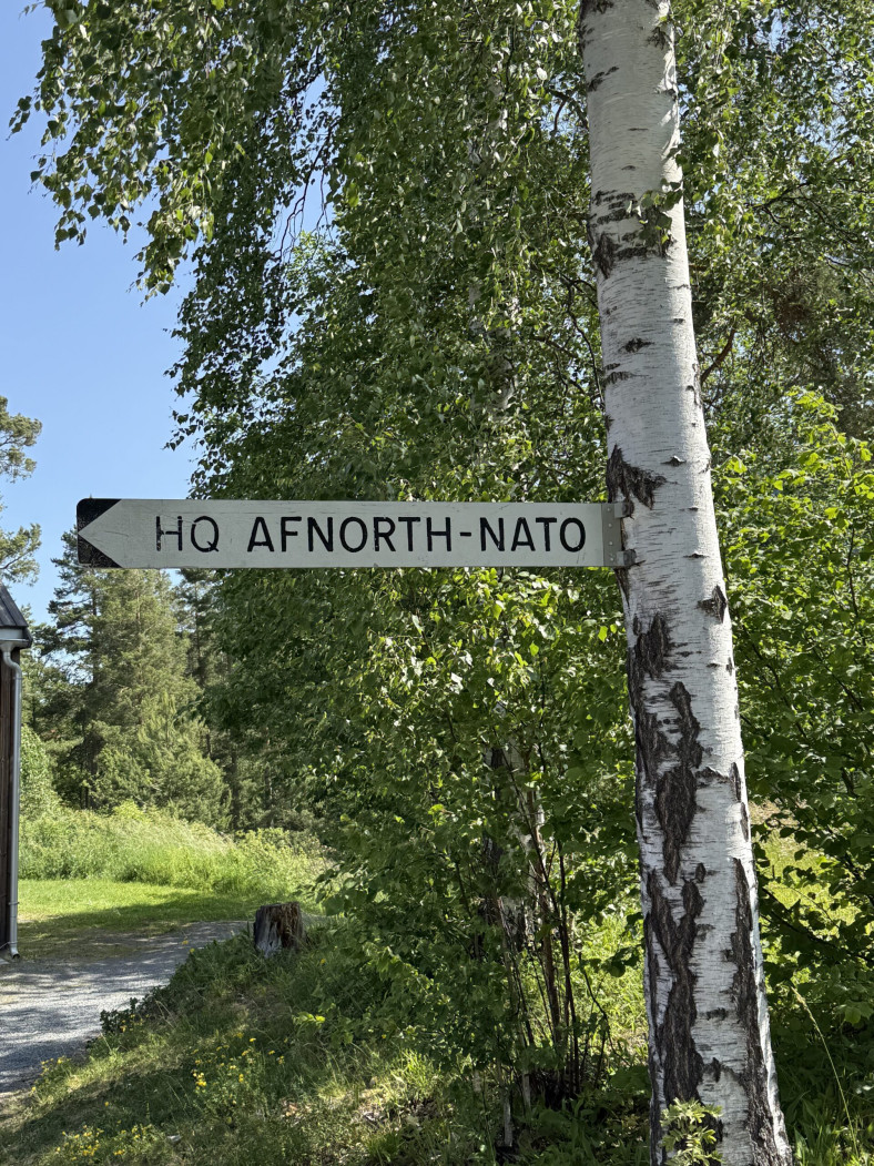 En skylt utomhus som det står HQ AFNORTH-NATO på.
