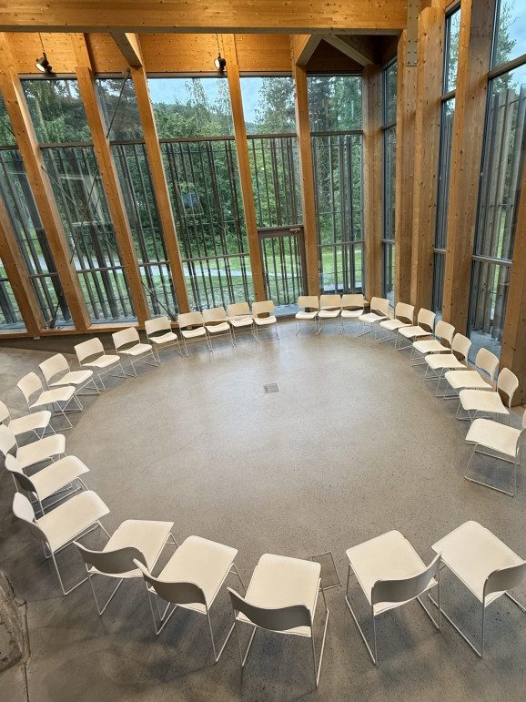 Vita stolar står i en stor ring inne i Henghuset.