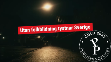 En röd textplatta på mörk bakgrund utomhus som säger Utan folkbildning tystnar sverige