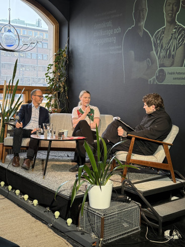 Ett samtal mellan tre personen uppe på en liten scen.