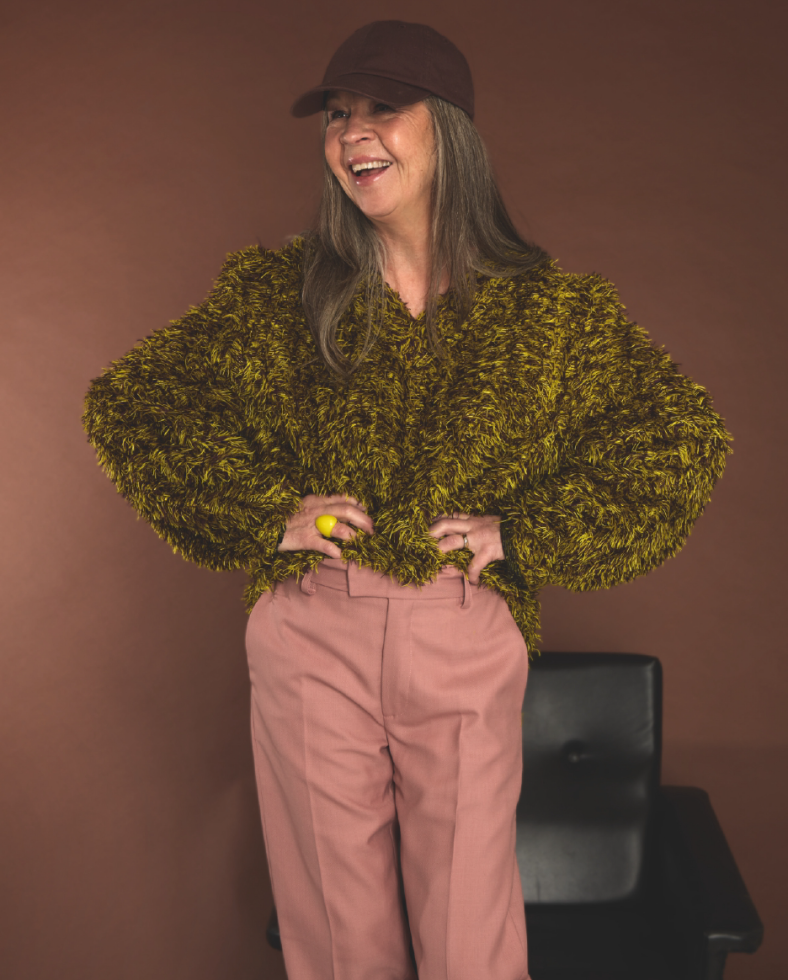 Porträttbild på Ingela Olsson som ler och tittar höger.