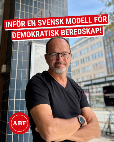 Tomas Eneroth står framför ABF-huset i Stockholm