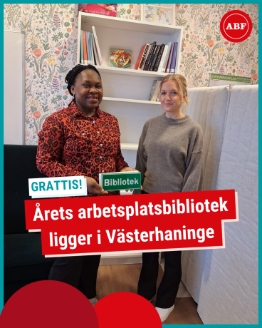 Två kvinnor står framför ett arbetsplatsbibliotek