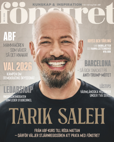 Tarik Saleh är på omslaget av Fönstret, ABFs kulturmagasin. Han ler i en närbild och ser in i kameran.