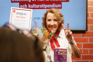 Mian Lodalen håller upp sitt diplom