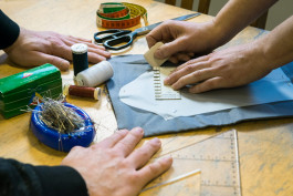 en person markerar ett typ med tygkrita utefter ett mönster